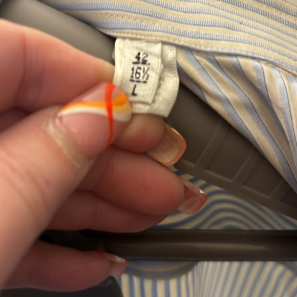 Great condition with 1 missing button on cuff. - Picture 4 of 5